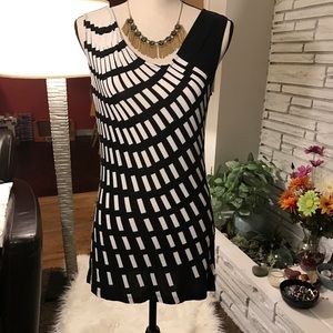 💕✨ SALE 💕✨ CAbi sleeveless tunic w/tech pattern